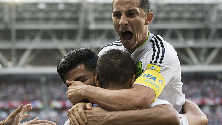 Pase de Vela que CH14 convierte en gol y así el tapatío llega a 48 dianas.