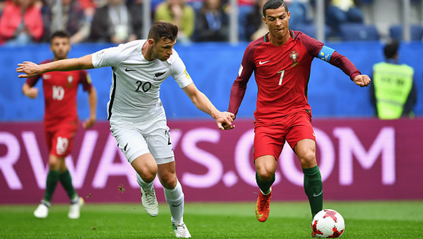 CR7 remató, pero el balón se estrelló en el travesaño. 