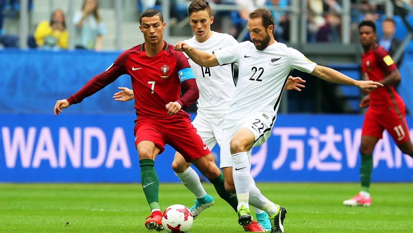 El peligroso Cristiano es cubierto por dos defensas.