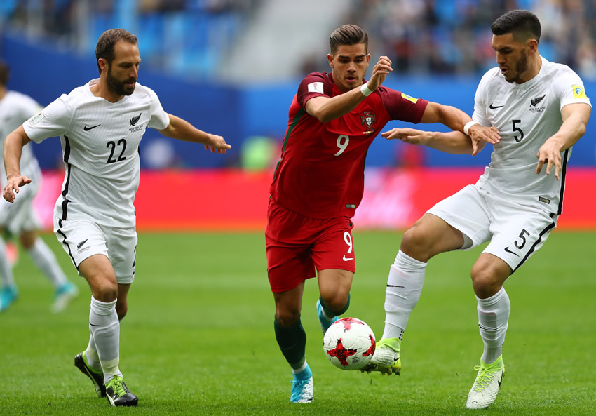 En primeros minutos de juego, a Portugal se le complicó el rival. 