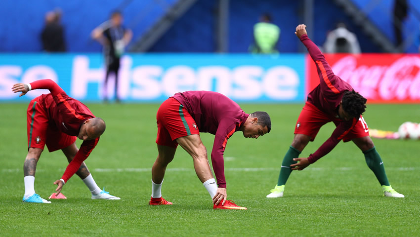 Portugueses calientan para el último juego de la fase. 