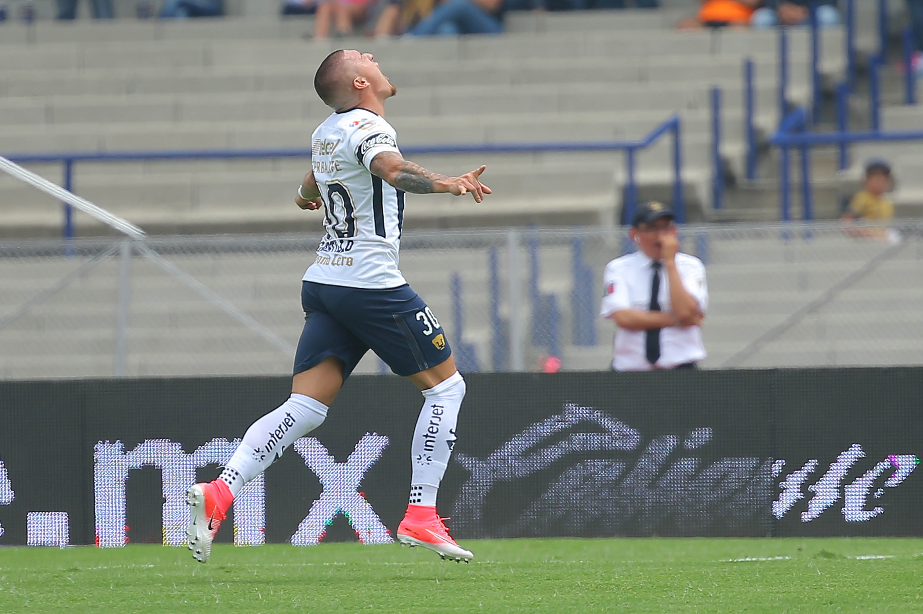 Con garra chilena, Pumas debuta con triunfo en CU