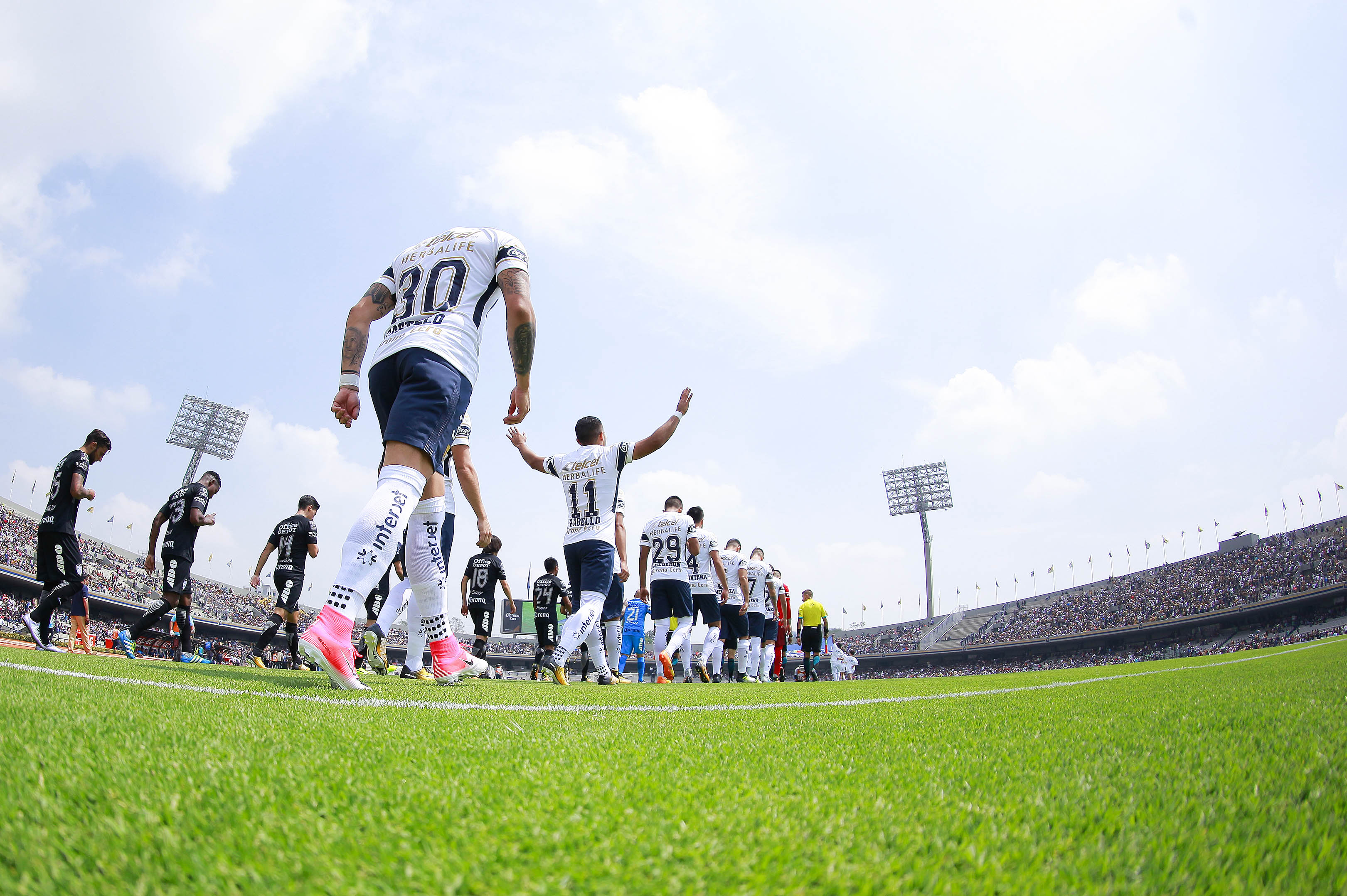 Con garra chilena, Pumas debuta con triunfo en CU
