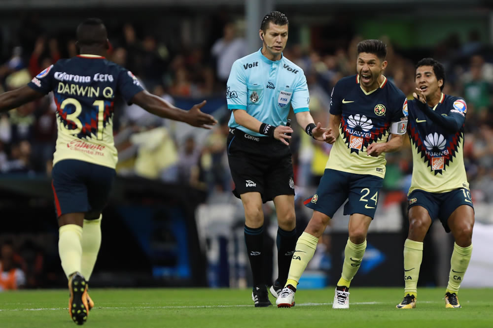 Peralta abrió la noche americanista en el Estadio Azteca.