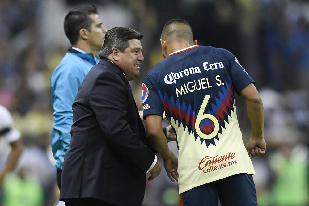 El Piojo siempre dando consejos en el terreno.