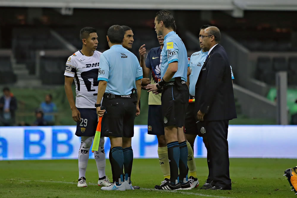 Palencia reclamó por los penales en su contra.