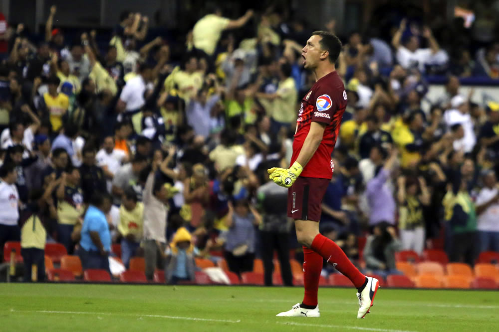 Marche festeja ante un pletórico escenario.