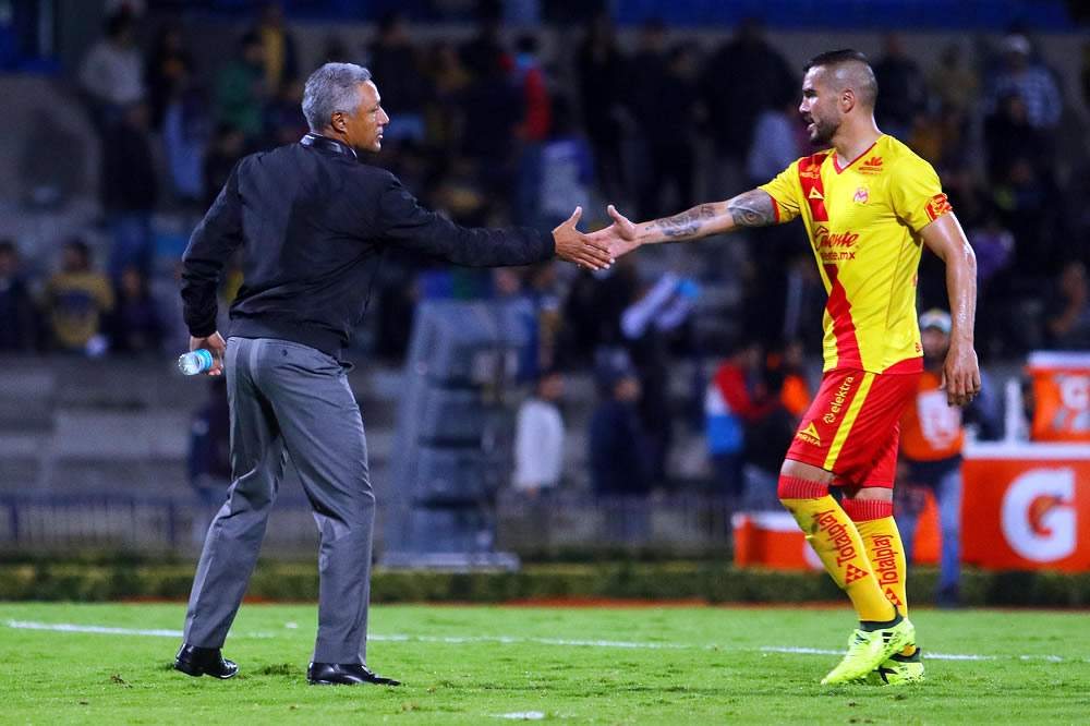 Roberto Hernández felicitó a sus héroes.