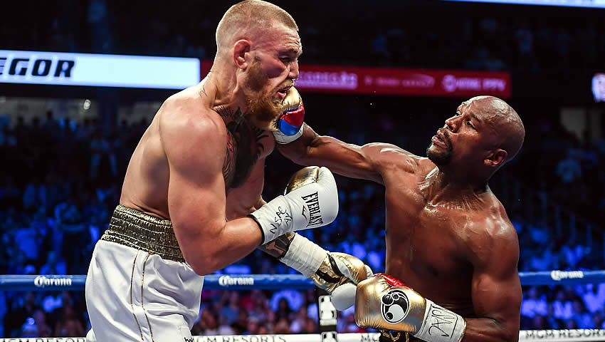 Myweather conecta al rostro de McGregor en los rounds finales de la pelea.