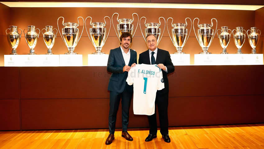 Fernando Alonso posa como nuevo Socio de Honor del Real Madrid