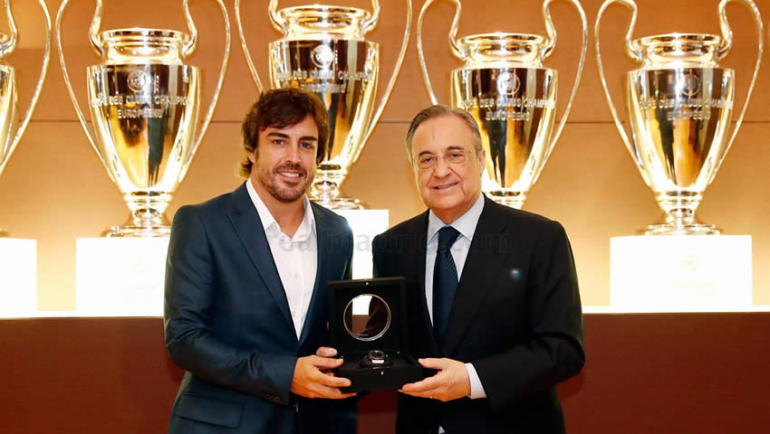 Fernando Alonso posa como nuevo Socio de Honor del Real Madrid