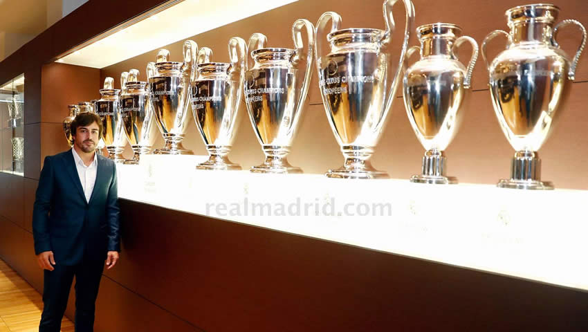 Fernando Alonso posa como nuevo Socio de Honor del Real Madrid