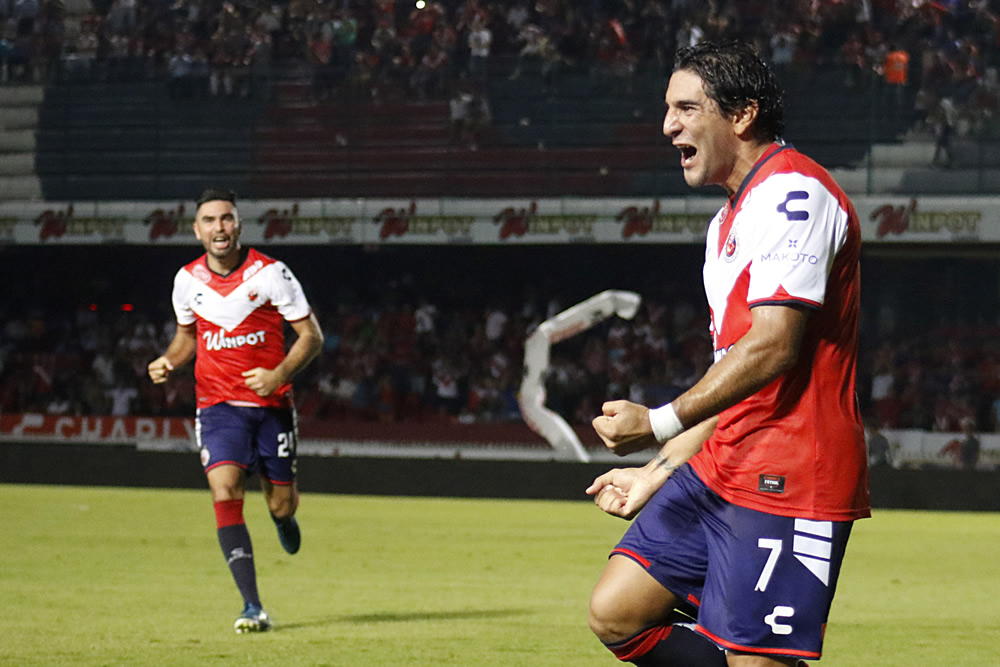 Los Tiburones Rojos vinieron de atrás para morder a Monarcas