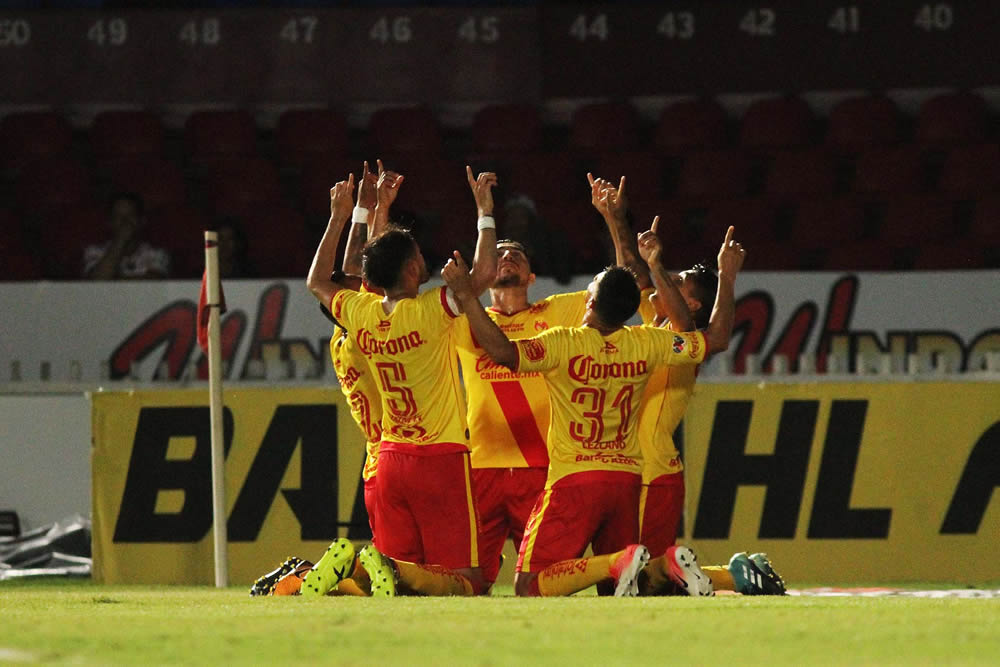 Los Tiburones Rojos vinieron de atrás para morder a Monarcas