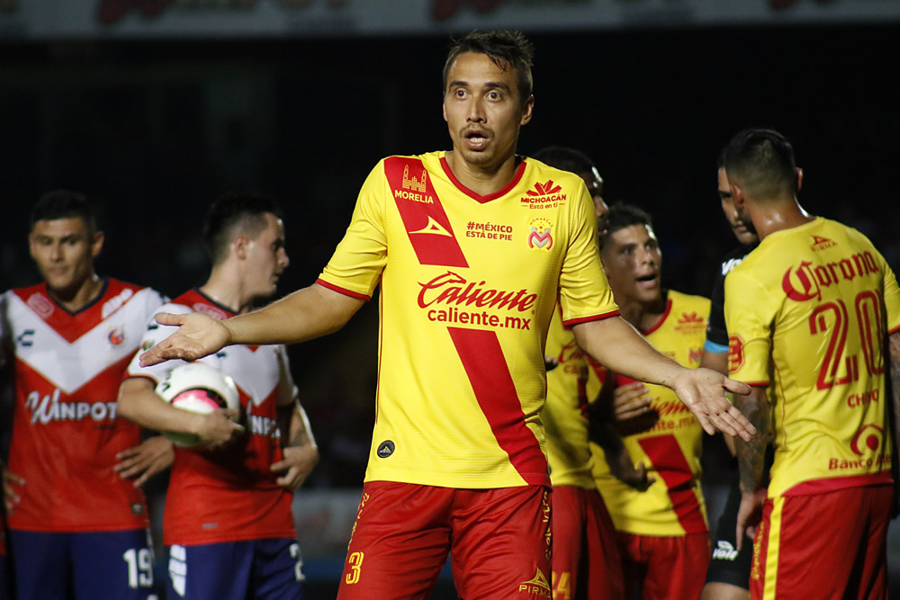 Los Tiburones Rojos vinieron de atrás para morder a Monarcas