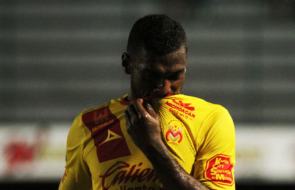 Los Tiburones Rojos vinieron de atrás para morder a Monarcas