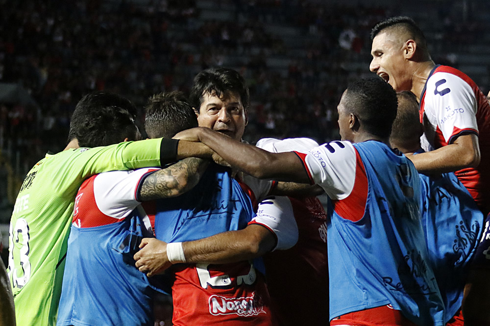 Los Tiburones Rojos vinieron de atrás para morder a Monarcas