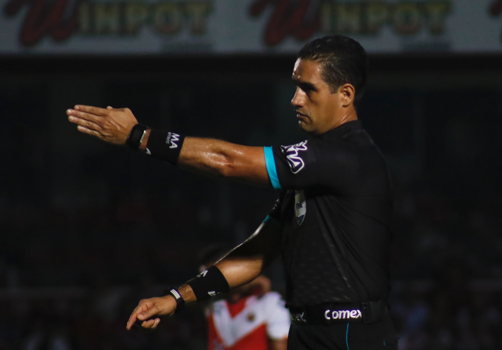 Los Tiburones Rojos vinieron de atrás para morder a Monarcas