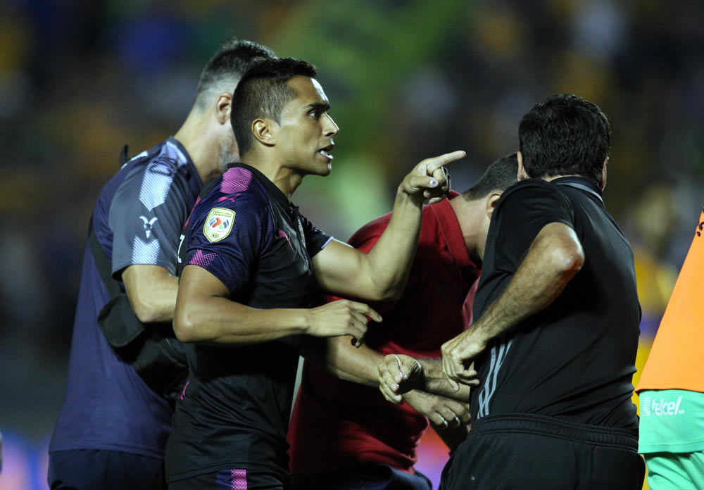 Tigres cazó a Chivas y las dejó mal heridas en el Volcán