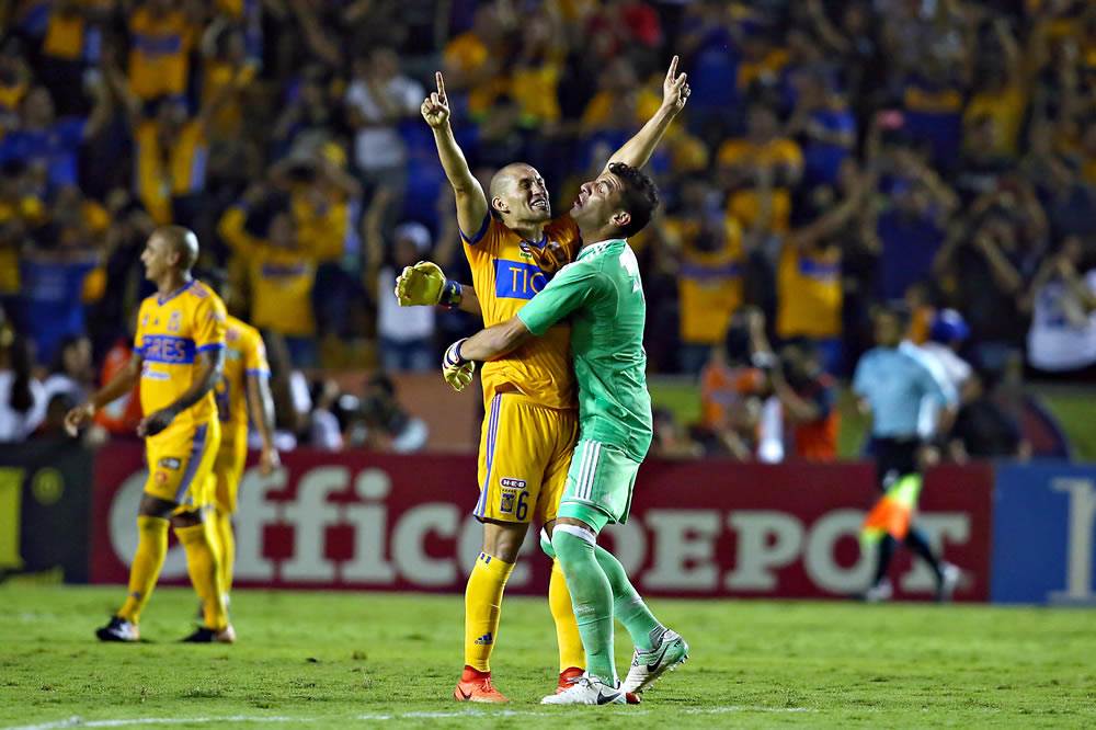 Tigres cazó a Chivas y las dejó mal heridas en el Volcán