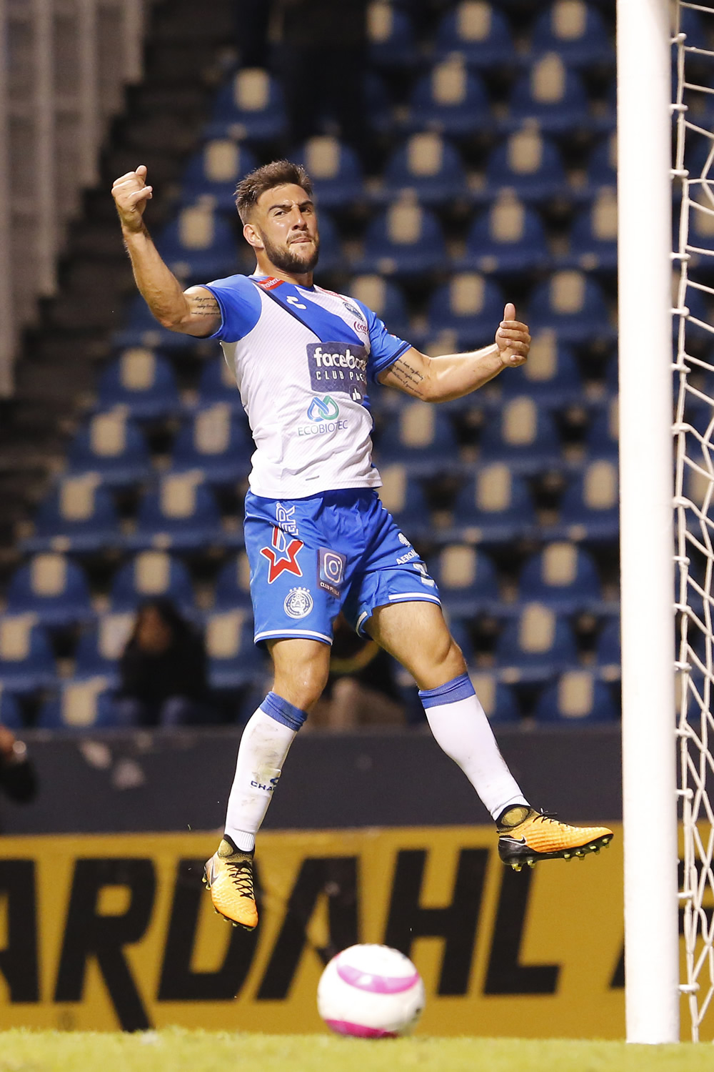 Cavallini le pintó dos rayas al Monterrey