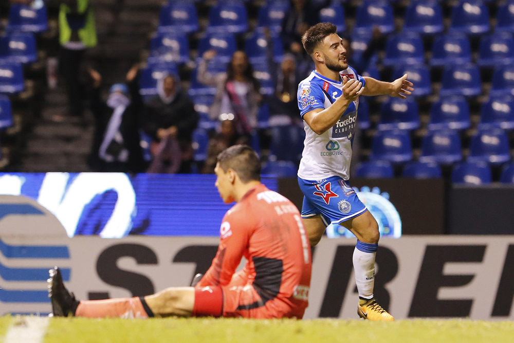 Cavallini le pintó dos rayas al Monterrey
