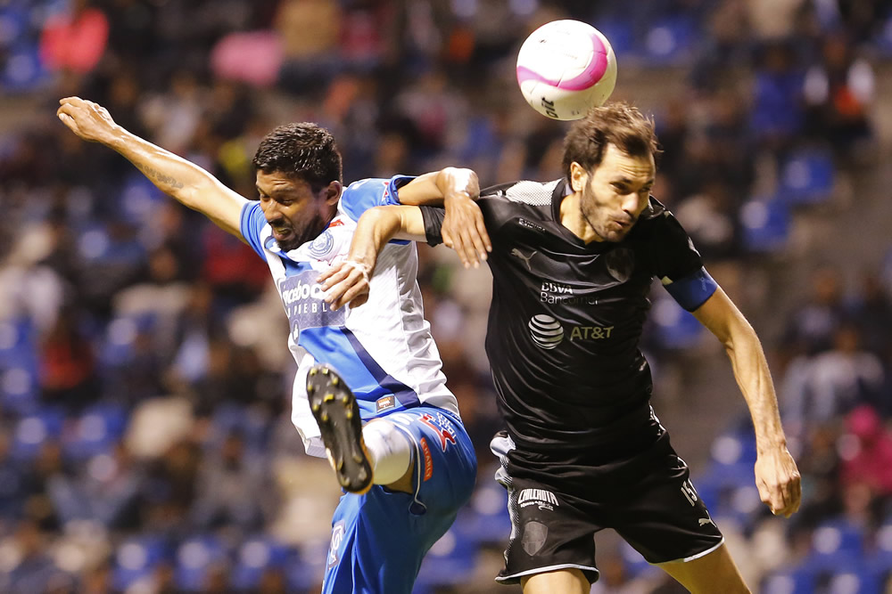 Cavallini le pintó dos rayas al Monterrey