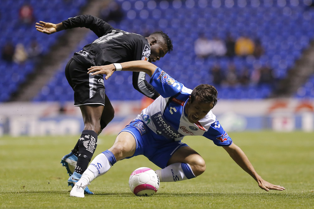 Cavallini le pintó dos rayas al Monterrey