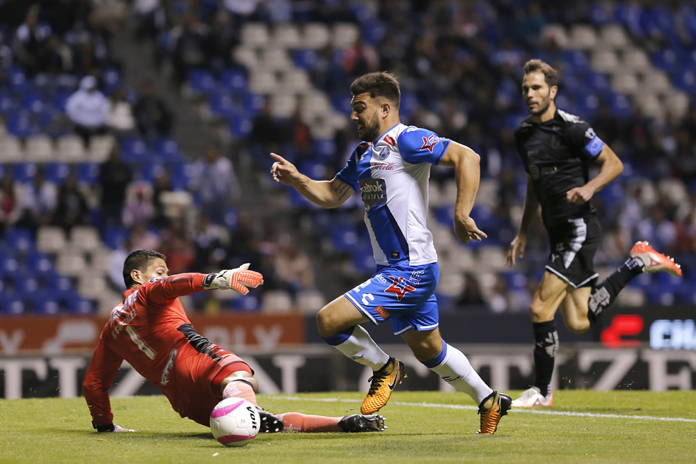 Cavallini le pintó dos rayas al Monterrey