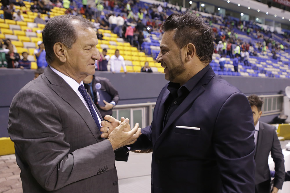 Cavallini le pintó dos rayas al Monterrey