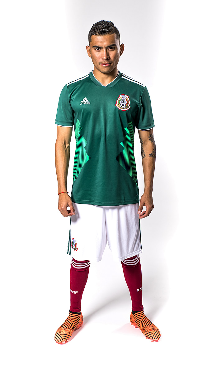 El Tricolor presentó una nueva armadura verde y elegante que portará en Rusia.