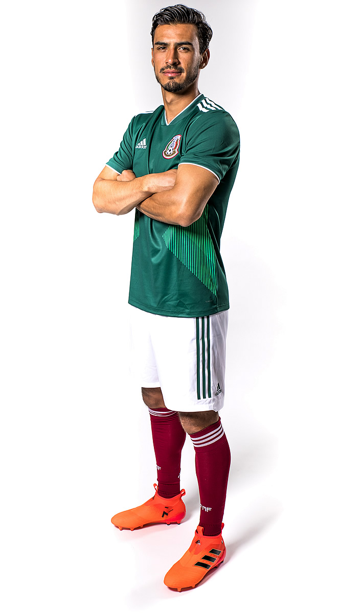 El Tricolor presentó una nueva armadura verde y elegante que portará en Rusia.