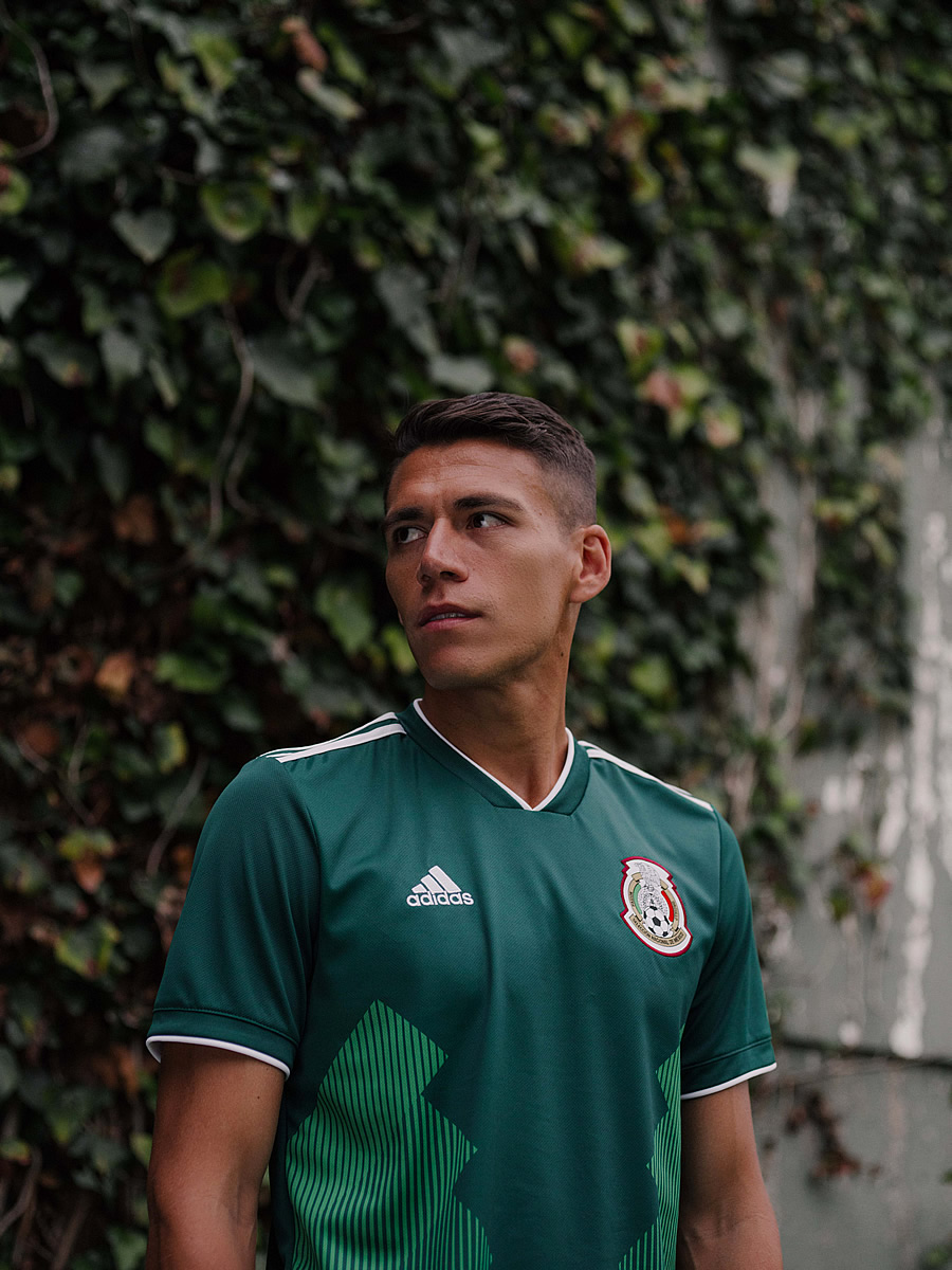 El Tricolor presentó una nueva armadura verde y elegante que portará en Rusia.