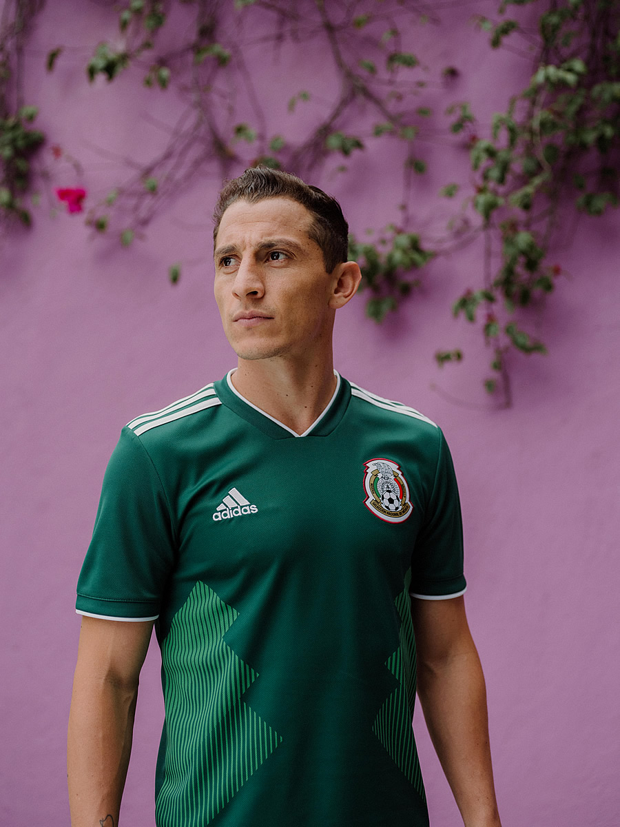 El Tricolor presentó una nueva armadura verde y elegante que portará en Rusia.