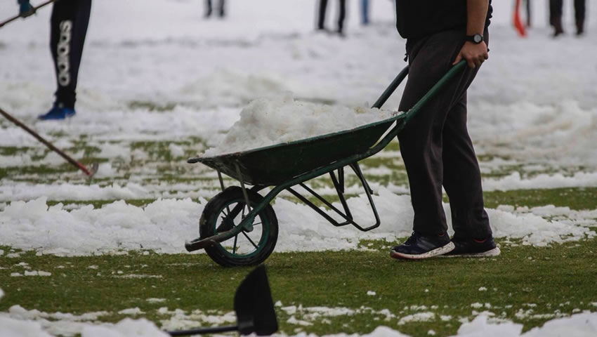 Aficionados del Burgos, ayudando a limpiar la nieve
