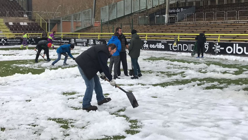 Aficionados del Burgos, ayudando a limpiar la nieve
