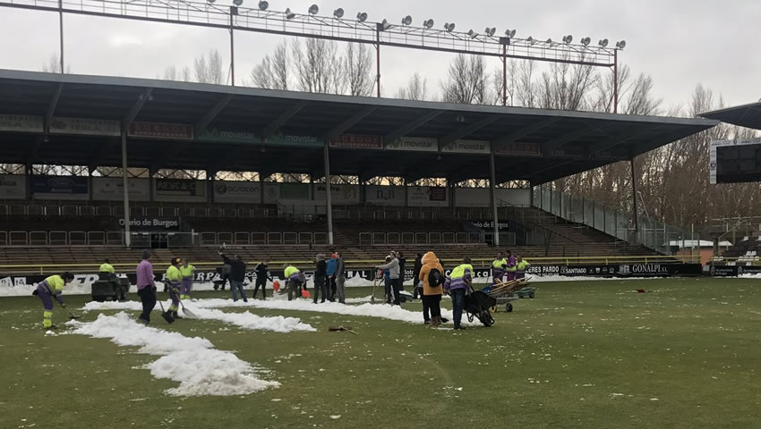 Aficionados del Burgos, ayudando a limpiar la nieve