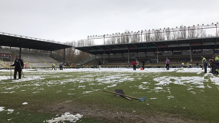 Aficionados del Burgos, ayudando a limpiar la nieve