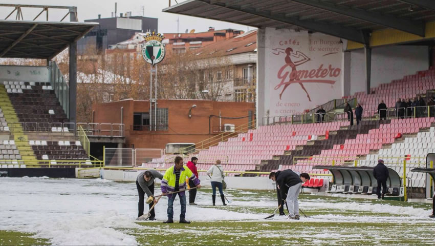 Aficionados del Burgos, ayudando a limpiar la nieve