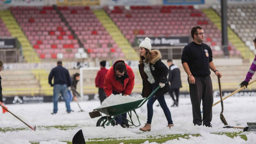 Aficionados del Burgos, ayudando a limpiar la nieve