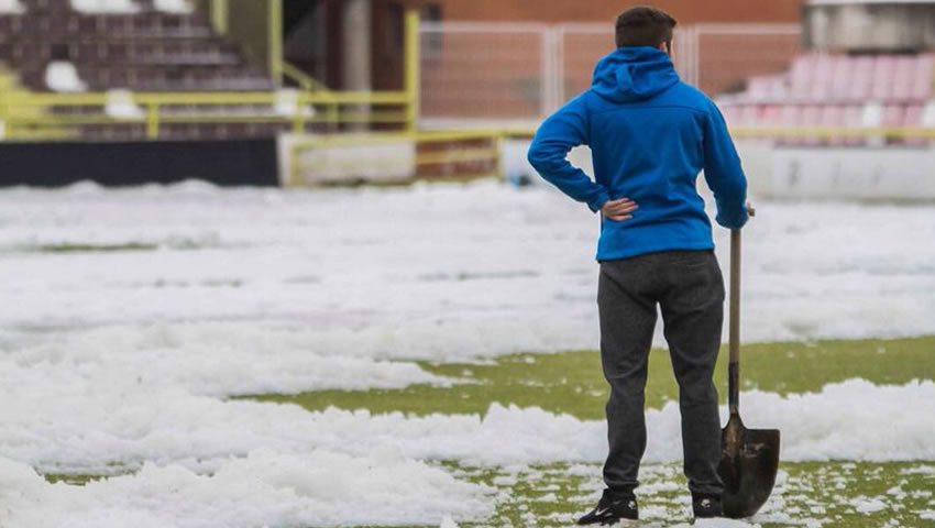 Aficionados del Burgos, ayudando a limpiar la nieve