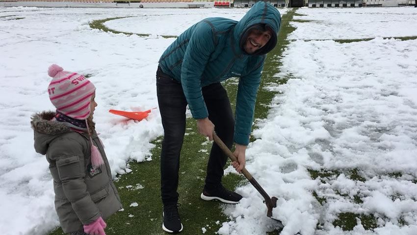 Aficionados del Burgos, ayudando a limpiar la nieve