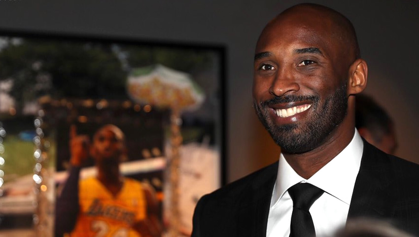 Kobe Bryant en ceremonia con Lakers