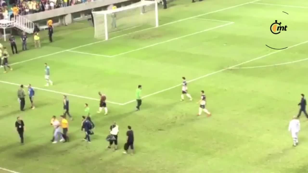 Darwin calma a espontáneo en Zacatepec, regala su playera y lo ovacionan