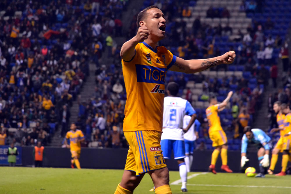 Puebla le pegó al Tigres y le abolló la corona con goles de Angulo y Acuña.