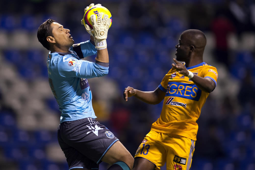 Puebla le pegó al Tigres y le abolló la corona con goles de Angulo y Acuña.
