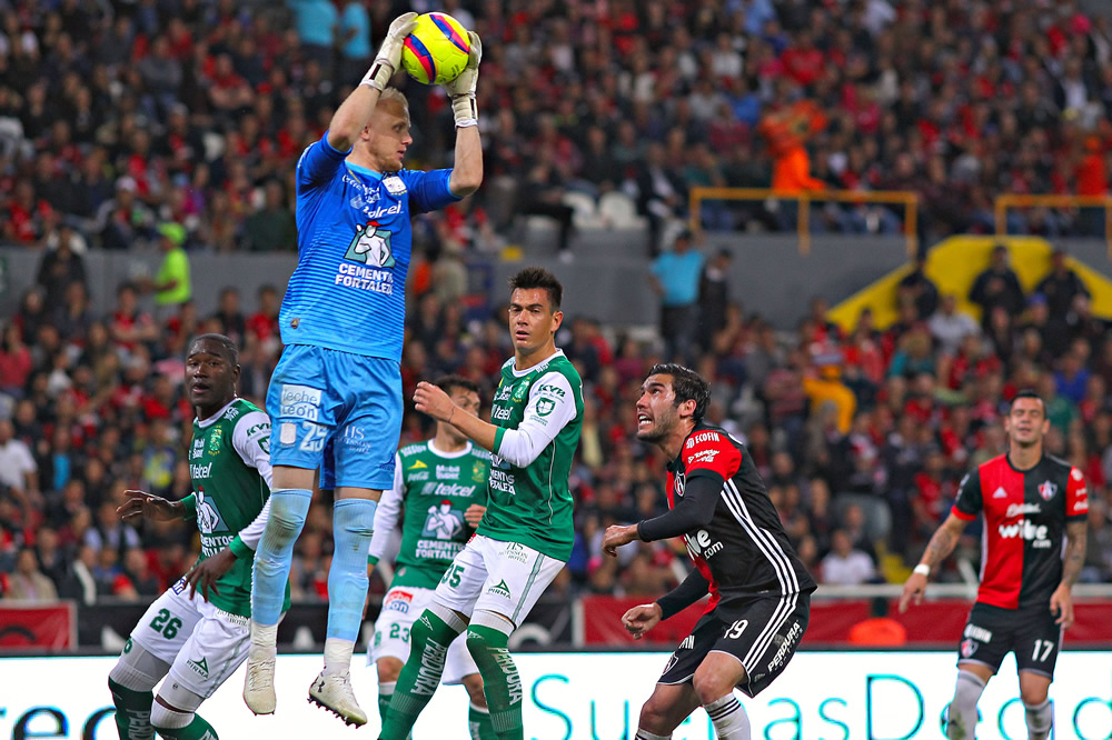 Boselli siguió en plan goleador y el León devoró al Zorro