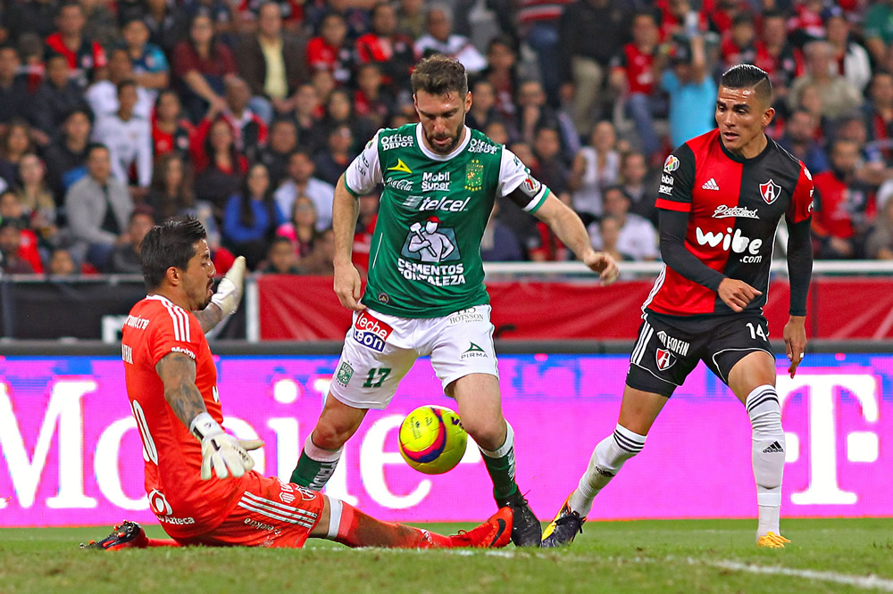 Boselli siguió en plan goleador y el León devoró al Zorro