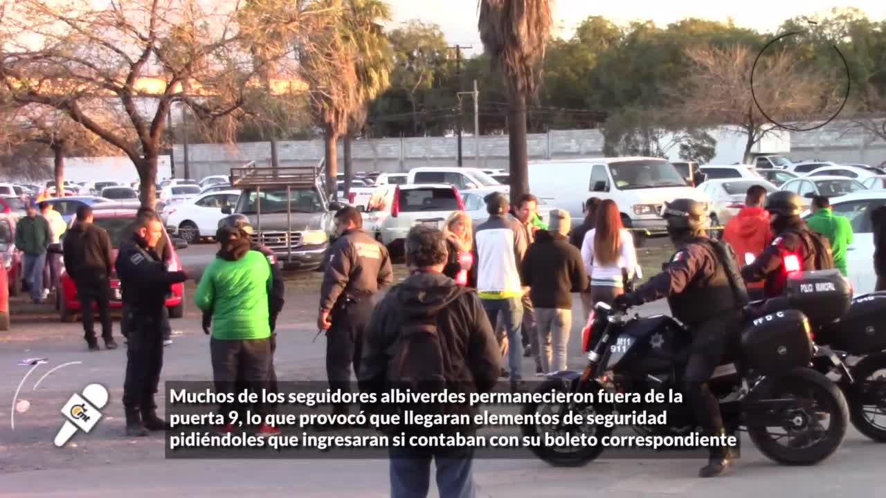 Sin boletos, aficionados de Santos fueron desalojados del Volcán