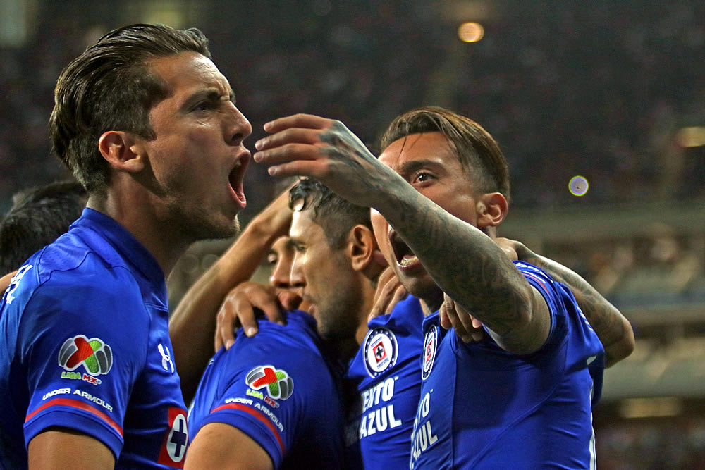 Doblete de Mora, golazo de Bacca y Cruz Azul le remontó a Chivas.